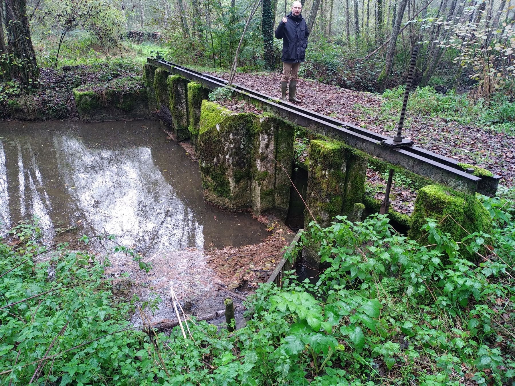 Ouvrage hydraulique sur le bief Pommier, au coeur de la zone humide